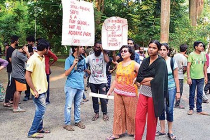 ছাত্রদের সঙ্গে একই হলে থাকতে আন্দোলনে ছাত্রীরা!