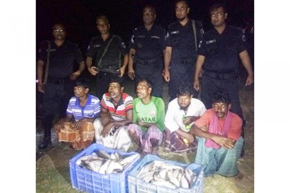 রাজবাড়ীতে ১০ লাখ মিটার জালসহ ৫ জেলে আটক