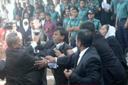 খালেদা চলে যেতেই বিএনপিপন্থী আইনজীবীদের ধস্তাধস্তি