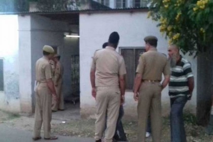কাশ্মীরে বন্দুকধারীদের হামলায় পুলিশ সদস্য নিহত