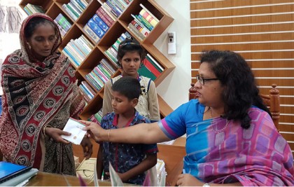 ‘বাদাম বিক্রেতা’ শিশু আসমার দায়িত্ব নিলেন জেলা প্রশাসক