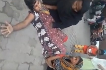 তিন হাসপাতাল ঘুরে খোলা স্থানে সন্তান প্রসব নিয়ে তোলপাড় (ভিডিও)