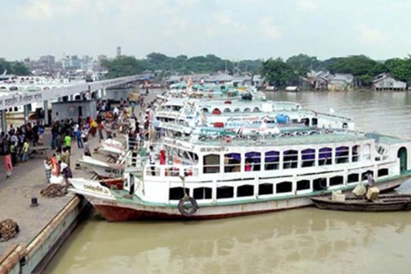 বৈরী আবহাওয়ায় পাটুরিয়া-দৌলতদিয়ায় লঞ্চ চলাচল বন্ধ