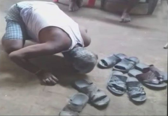 গ্রাম প্রধানের বাড়িতে প্রবেশের অপরাধে বৃদ্ধকে চাটতে হল থুতু!
