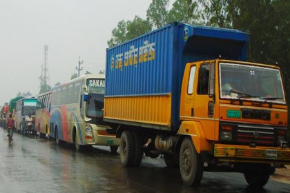 ঢাকা-টাঙ্গাইল মহাসড়কে তীব্র যানজট