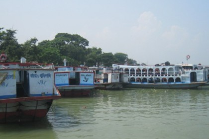 বৈরী আবহাওয়ায় কাঁঠালবাড়ী-শিমুলিয়া রুটে লঞ্চ চলাচল বন্ধ