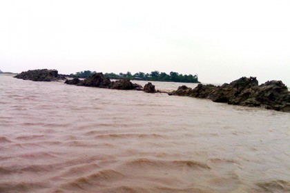 নির্মাণের দুই মাসেই বেড়িবাঁধে ধস, কলাপাড়ায় ১১ গ্রাম প্লাবিত