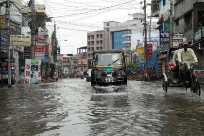 বৃষ্টিতে খুলনায় জলাবদ্ধতা, ভোগান্তি