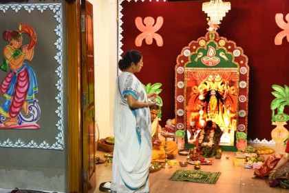 কালীঘাটে মমতা ব্যানার্জির বাড়িতে জমকালো পূজা