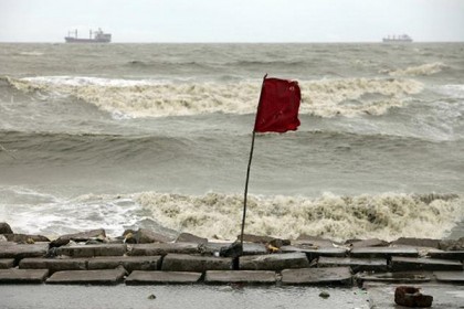 বঙ্গোপসাগর উত্তাল, মংলা বন্দরে পণ্য খালাস-বোঝাই বন্ধ