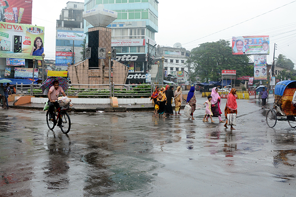 দিনভর বৃষ্টিতে বগুড়ায় দুর্ভোগ