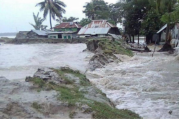 কলাপাড়ায় পানিবন্দী হয়ে পড়েছে ৩০টি গ্রামের মানুষ