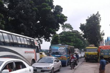 ঢাকা-টাঙ্গাইল মহাসড়কে যানবাহনের ধীরগতি
