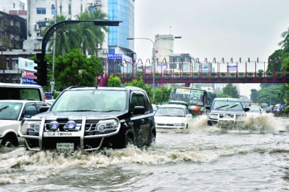 টানা বৃষ্টিতে ডুবল ঢাকা