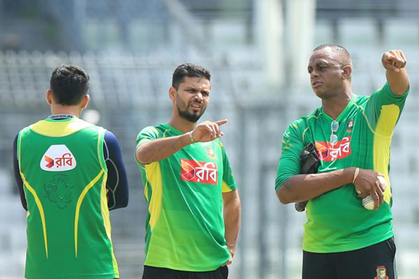 টসে হেরে ফিল্ডিংয়ে বাংলাদেশ