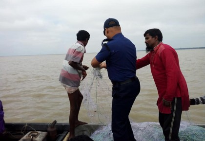পাবনায় অভিযান চালিয়ে কারেন্ট জালসহ ৬ জেলে আটক