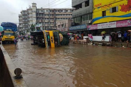 টঙ্গীতে তলিয়ে গেছে রাস্তাঘাট,পানিবন্দী মানুষের দুর্ভোগ