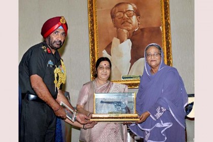 শেখ হাসিনাকে স্বাধীনতা যুদ্ধের 'স্মারকচিহ্ন' উপহার সুষমার
