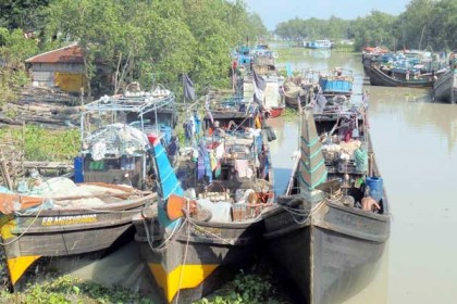 বরফ সংকটে শরণখোলার ৫শতাধিক ট্রলারের সমুদ্র যাত্রা অনিশ্চিত