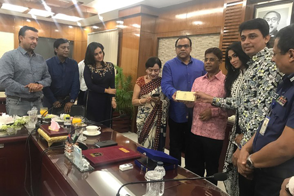 চলচ্চিত্র শিল্পী সমিতিতে আইজিপির ৩ লাখ টাকা অনুদান