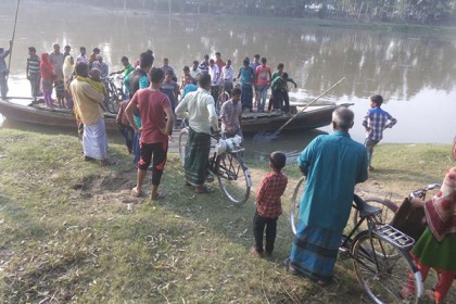পুনর্ভবা নদীতে ব্রিজ নেই, পারাপারে নৌকাই ভরসা 