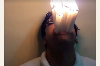 এবার ২২টি জ্বলন্ত মোমবাতি মুখে ধরলেন তিনি!