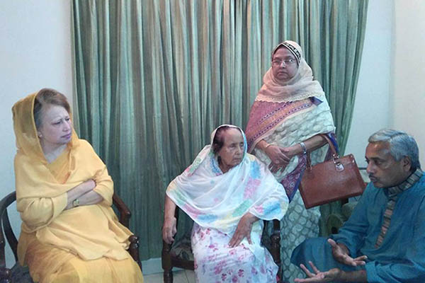 এম কে আনোয়ারের বাসায় খালেদা