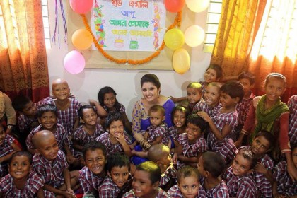 ছবিতে সুবিধাবঞ্চিত শিশুদের সঙ্গে পরীমণির জন্মদিন