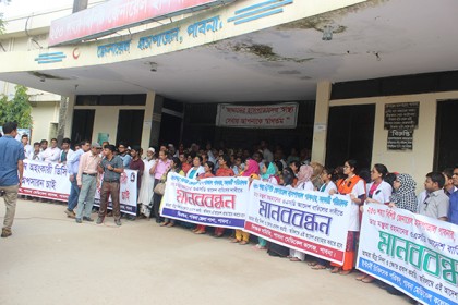 পাবনায় চিকিৎসকদের মানববন্ধন, ডিসির অপসারণ দাবি