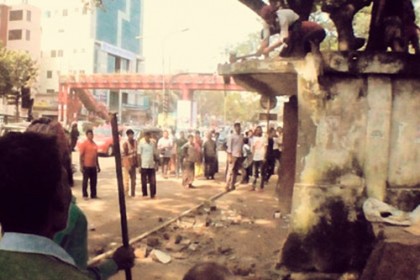 সোহরাওয়ার্দী মেডিকেলের সামনে অবৈধ স্থাপনা উচ্ছেদ