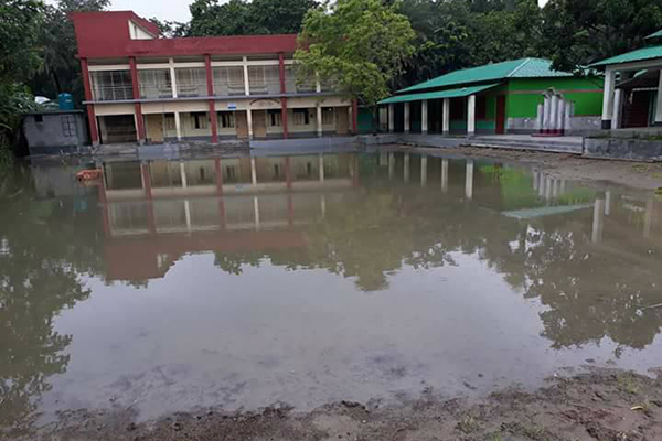 নাটোরে ৬ মাসের জলাবদ্ধতায় শিক্ষার্থীদের দুর্ভোগ