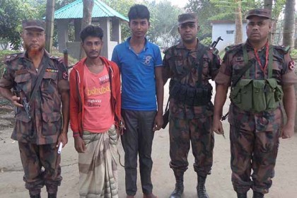 সীমান্তে আটক দুই ভারতীয় যুবককে বিএসএফ'র কাছে হস্তান্তর