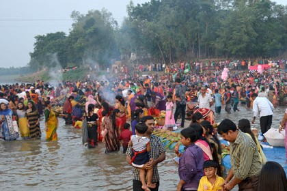 সূর্য দেবতাকে সন্তুষ্ট করতে পূণর্ভবায় পূণ্যার্থীদের মিলন মেলা