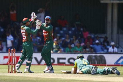 বাংলাদেশের সামনে ১৯৬ রানের বড় লক্ষ্য