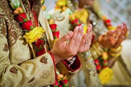 মোবাইলে প্রেম, থানায় বিয়ে!
