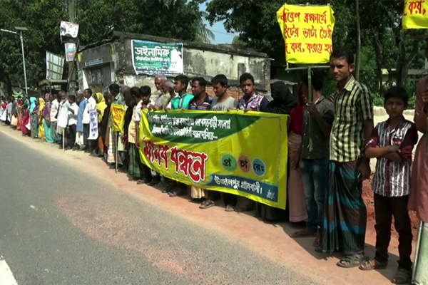 অবৈধভাবে নবনির্মিত ইটভাটা বন্ধের দাবিতে নওগাঁয় মানববন্ধন