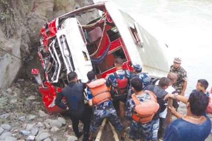 নেপালে যাত্রীবাহী বাস নদীতে, নিহতের সংখ্যা বেড়ে ৩১
