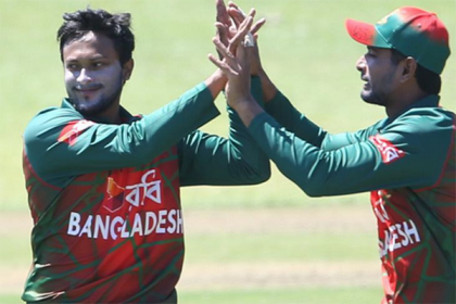 শুরুতেই সাকিবের জোড়া আঘাত