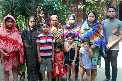 মামলা প্রত্যাহার না করায় দু'টি পরিবার তিন মাস ধরে 'এক ঘরে'
