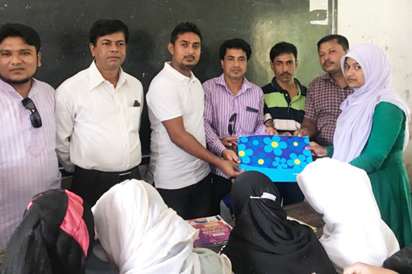 রায়পুরে শিক্ষার্থীদের মাঝে শিক্ষা উপকরণ বিতরণ