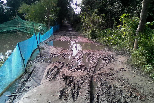 আট মাসই পানির নিচে থাকে চার কিলোমিটারের সড়কটি