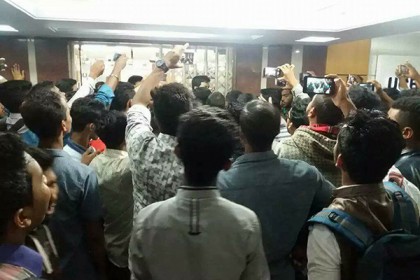 সিলেটে বিপিএল’র টিকেটের জন্য ব্যাংকে মানুষের ঢল