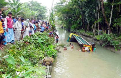কাঠালিয়ায় মালবাহী ট্রাক খালে