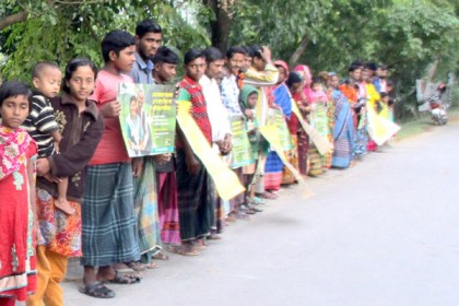 কলাপাড়ায় বাল্যবিয়ে প্রতিরোধে মানববন্ধন