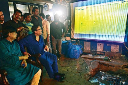 ফুটপাথে বসেই ফাইনাল খেলা দেখলেন ক্রীড়ামন্ত্রী!