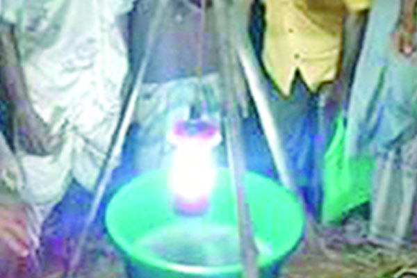 খেতের পোকা দমনে আলোক ফাঁদ