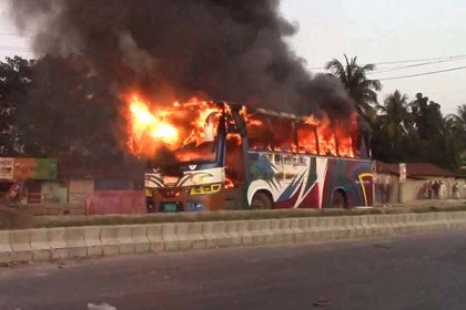 খালেদার গাড়িবহরের পাশে দুটি বাসে আগুন