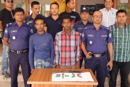 লক্ষ্মীপুরে অস্ত্র ও গুলিসহ দুই যুবক আটক