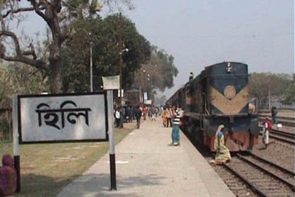 হিলি স্থলবন্দর দিয়ে ৪ বছর ধরে ফল আমদানি বন্ধ
