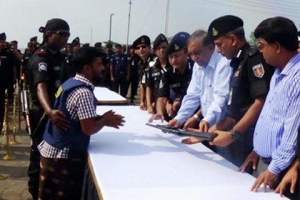 সুন্দরবনের দুই বাহিনীর প্রধানসহ ২০ দস্যুর আত্মসমর্পণ